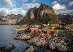 Norwegia, Lofoty, Góry, Góra Higravstinden, Skały, Wioska Reine, Domy, Chmury