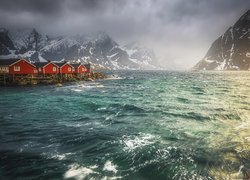 Czerwone domy na zamglonych norweskich Lofotach