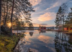 Promienie słońca, Jezioro Vaeleren, Dom, Drzewa, Chmury, Odbicie, Ringerike, Norwegia