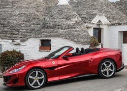 Czerwone Ferrari Portofino bokiem