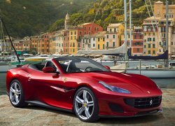 Czerwone Ferrari Portofino nad kanałem
