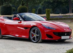 Czerwone Ferrari Portofino rocznik 2018