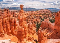 Stany Zjednoczone, Stan Utah, Park Narodowy Bryce Canyon, Formacje skalne, Skały, Roślinność, Chmury