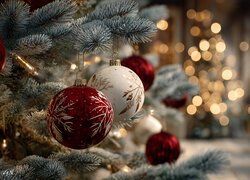 Czerwone i białe ozdobne bombki na choince
