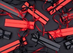 Czerwone i czarne prezenty ze wstążkami