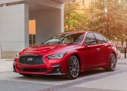 Czerwone Infiniti Q50