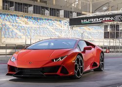 Czerwone Lamborghini Huracan EVO na stadionie