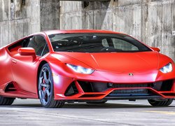 Czerwone Lamborghini Huracan Evo przodem