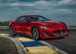 Czerwone Maserati GranTurismo GT