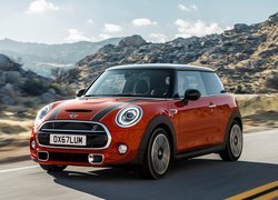 Czerwone Mini Cooper S Hardtop 2 Door na drodze