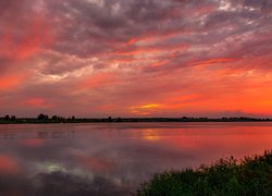 Czerwone niebo nad rzeką