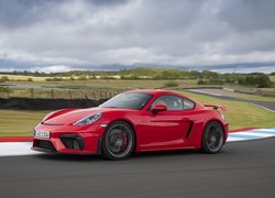 Czerwone Porsche 718 Cayman GT4