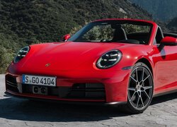 Czerwone Porsche 911 Carrera bok i przód