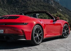 Czerwone Porsche 911 Carrera Cabriolet tył i bok