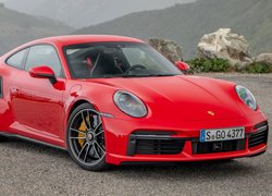 Czerwone Porsche 911 Turbo S przodem