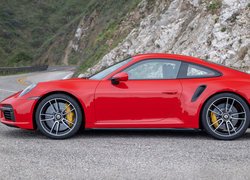 Czerwone Porsche 911 Turbo S przy skałach