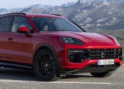 Czerwone Porsche Cayenne GTS