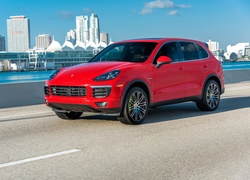 Czerwone Porsche Cayenne z 2016 roku