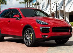 Czerwone Porsche Cayenne