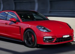 Czerwone Porsche Panamera GTS