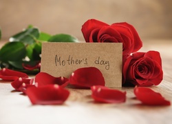 Czerwone róże i ich płatki z dedykacją dla matki w dniu jej święta