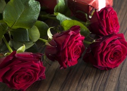 Czerwone róże na drewnianym blacie