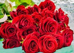 Czerwone rozwinięte róże w bukiecie