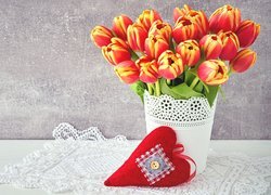 Czerwone serce obok doniczki z tulipanami