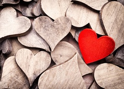 Czerwone serce wsród drewnianych serc