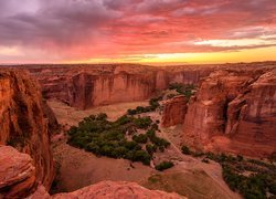 Stany Zjednoczone, Arizona, Kanion, Canyon de Chelly National Monument, Skały, Drzewa, Dom, Zachód słońca