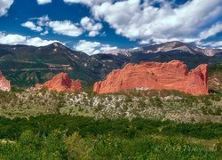 Góry Skaliste, Czerwone, Skały, Park stanowy, Garden of the Gods, Rośliny, Chmury, Colorado Springs, Kolorado