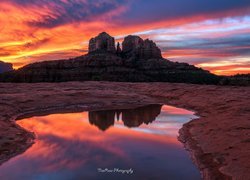 Stany Zjednoczone, Arizona, Sedona, Wschód słońca, Skały, Kałuża