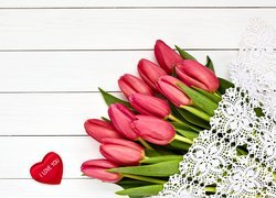 Czerwone tulipany przykryte białą serwetką