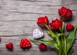 Czerwone tulipany z walentynkowymi serduszkami