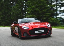 Czerwony Aston Martin DBS Superleggera na drodze