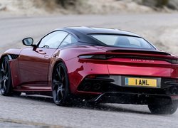 Czerwony Aston Martin DBS Superleggera tyłem