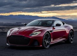 Czerwony Aston Martin DBS Superleggera