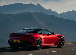 Czerwony, Aston Martin DBS Superleggera, Droga