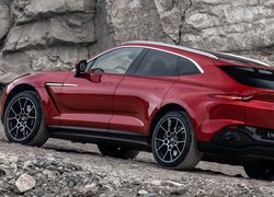 Czerwony Aston Martin DBX