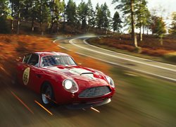 Czerwony Aston Martin z gry Forza Horizon 4
