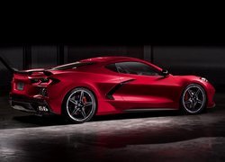 Czerwony Chevrolet Corvette Stingray bokiem