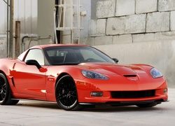 Czerwony Chevrolet Corvette Z06 z 2011 roku