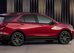 Czerwony Chevrolet Equinox bokiem