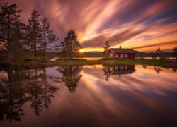Zachód słońca, Jezioro Vaeleren, Chmury, Czerwony, Dom, Drzewa, Odbicie, Gmina Ringerike, Norwegia