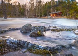 Czerwony domek nad rzeką Kymijoki w Finlandii