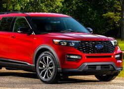 Czerwony Ford Explorer ST