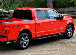 Czerwony Ford F-150 Lariat