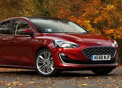 Czerwony Ford Focus Vignale przodem