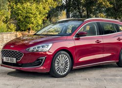 Czerwony Ford Focus Vignale