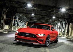 Czerwony Ford Mustang GT